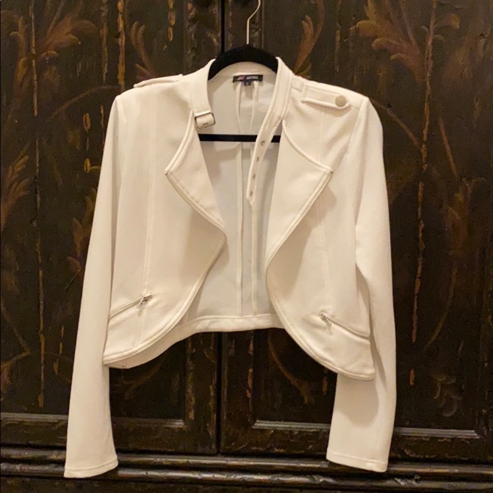 Cropped winter white jacket